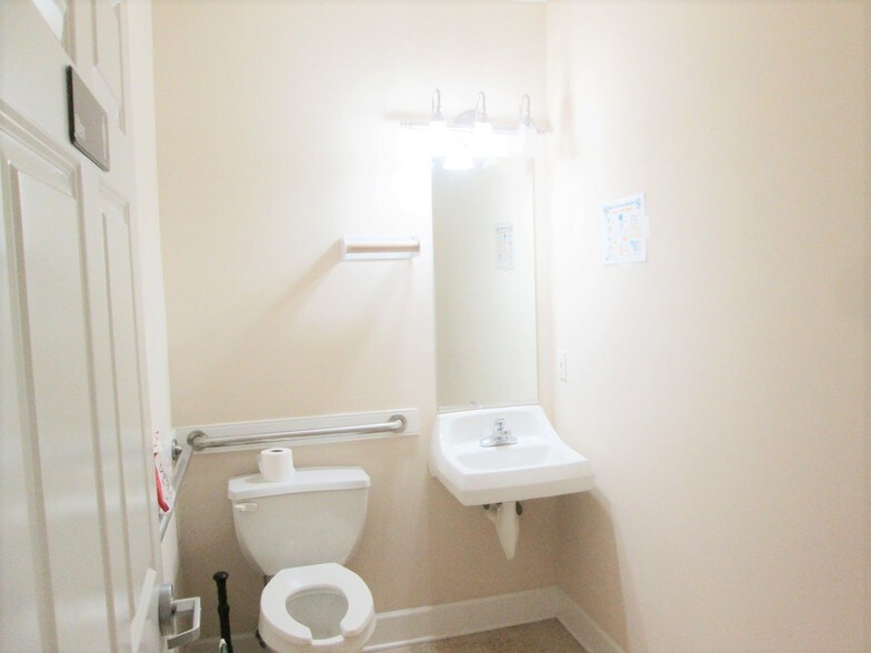 More Photos Of 4568 Lawrenceville Hwy NW, Lilburn Office For Sale