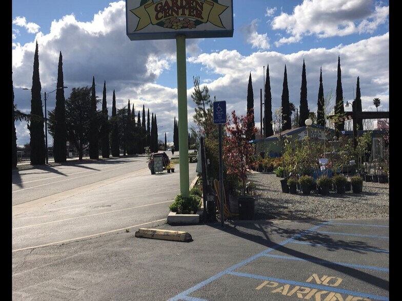 More Photos Of 1450-1454 E 6th St, Beaumont General Retail For Sale