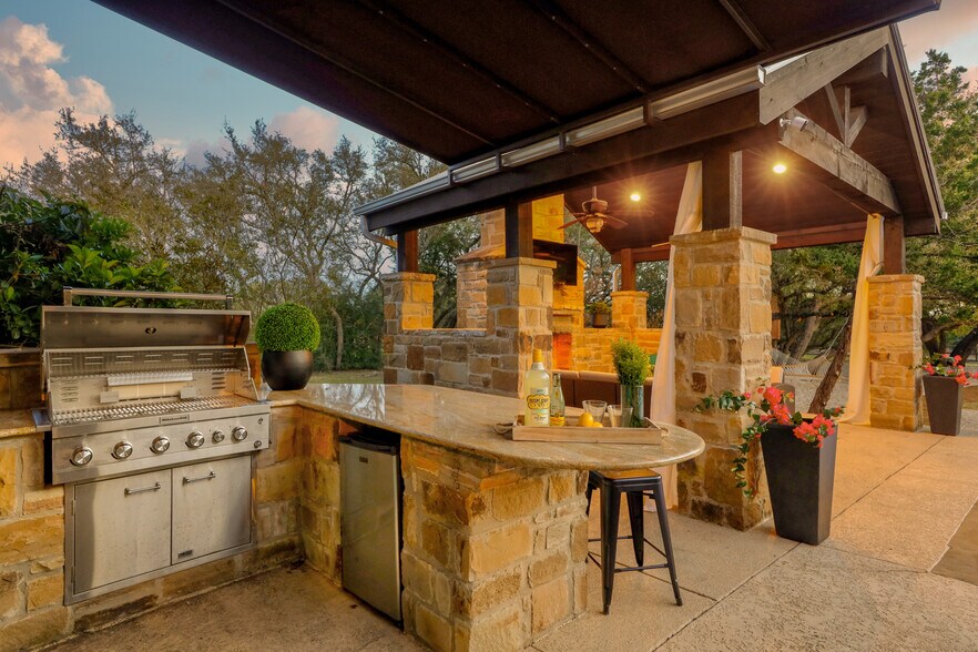 More Photos Of 8601 Zyle Rd, Austin Specialty For Sale