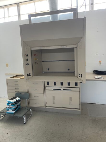 More Photos Of 100 Commerce Dr, Freehold Manufacturing For Lease