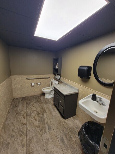 More Photos Of 21415 W Greenfield Ave, New Berlin Medical For Lease