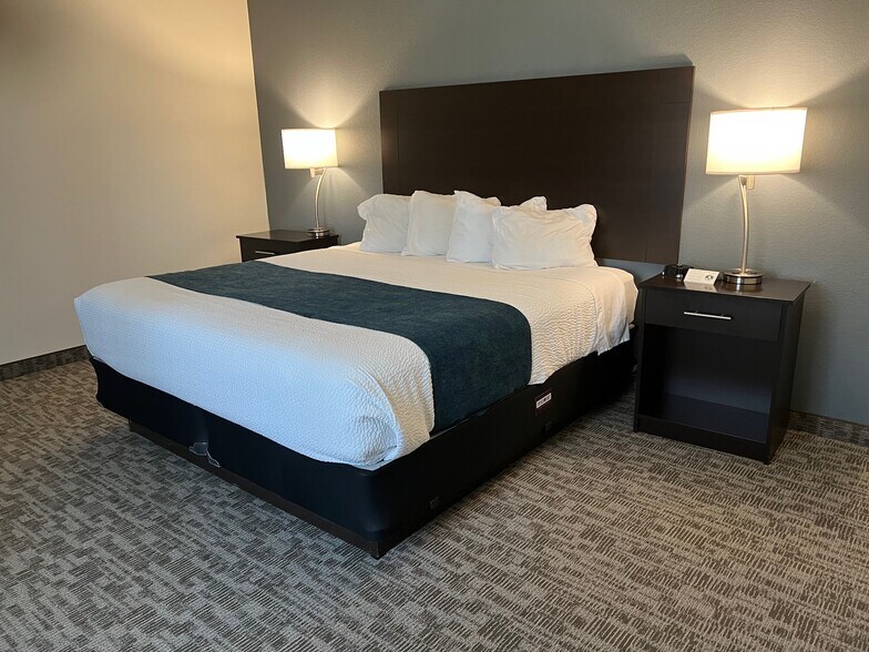 More Photos Of 711 Commercial Ave, Eagle Grove Hotel For Sale