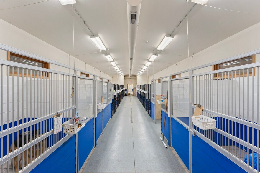 More Photos Of 4403 S Roberts Rd, Island Lake Veterinarian Kennel For Sale