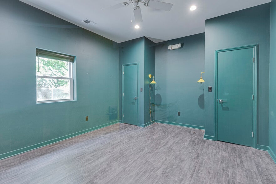More Photos Of 211 N Pleasantburg Dr, Greenville Light Manufacturing For Sale