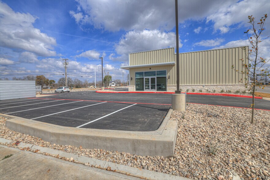 More Photos Of 596 S Business Ih 35, New Braunfels Freestanding For Lease