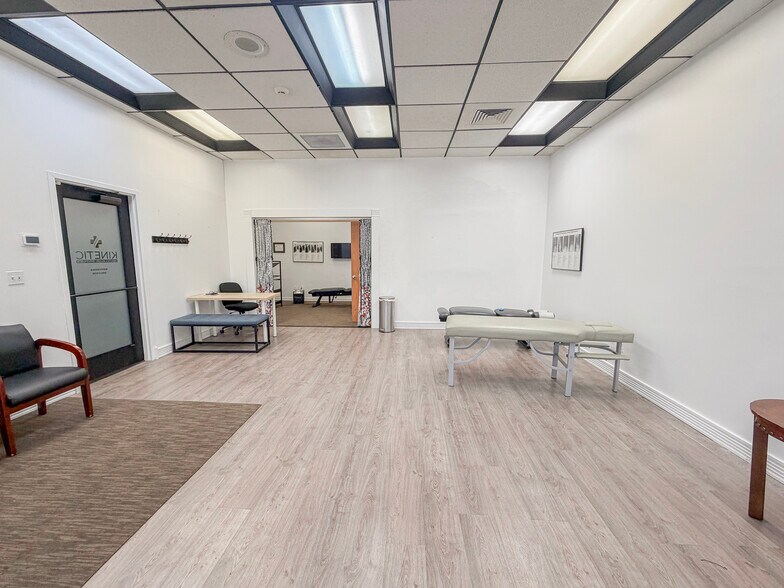 More Photos Of 4180 W Broadway Ave, Robbinsdale Storefront Retail Office For Lease