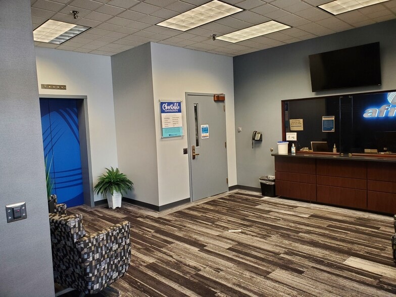 More Photos Of 404 Brock Dr, Bloomington Office For Sale
