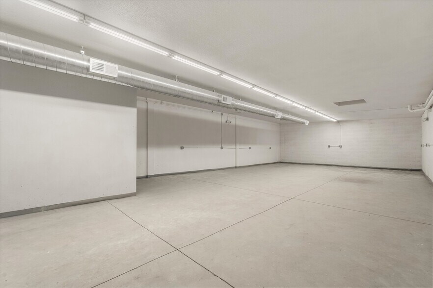 More Photos Of 7018 1/2 Darby Ave, Reseda Industrial For Lease