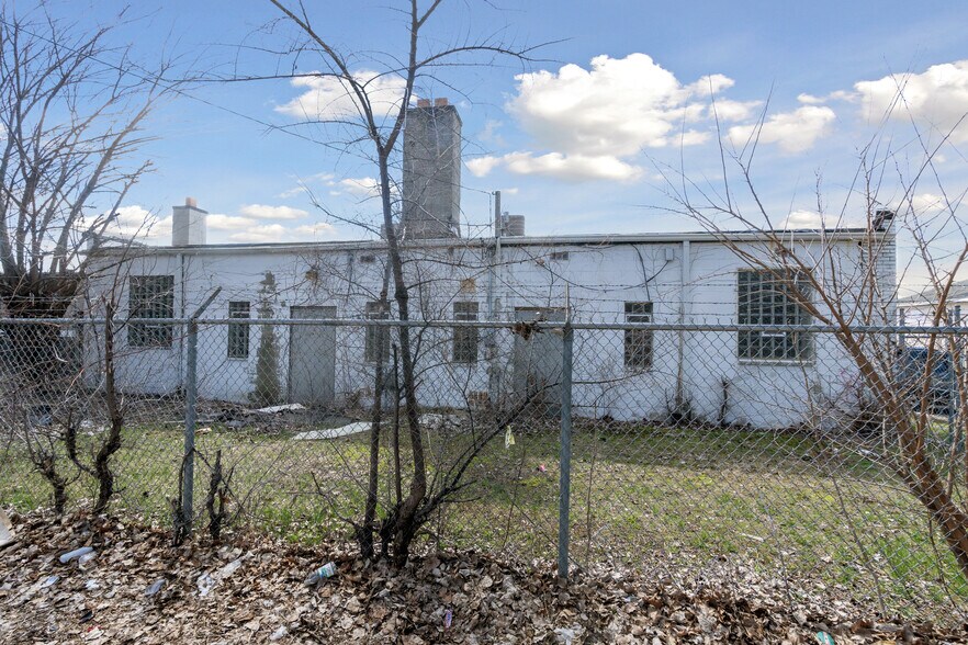 More Photos Of 13030 Puritan St, Detroit Office For Sale