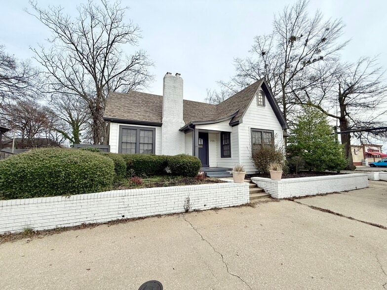 More Photos Of 208 N Gloster St, Tupelo Office For Sale