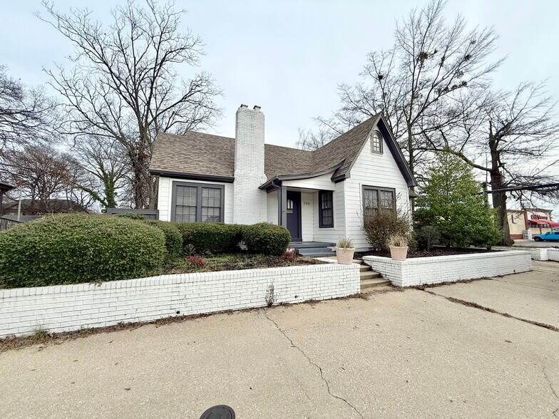 More Photos Of 208 N Gloster St, Tupelo Office For Sale
