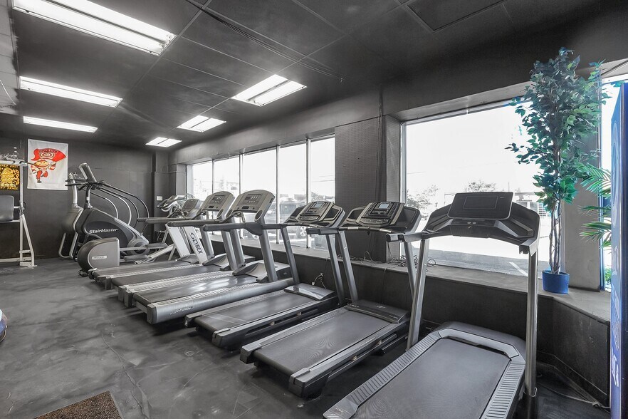 More Photos Of 2840-2848 N High St, Columbus General Retail For Sale