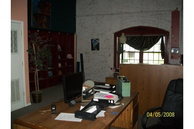 More Photos Of 211 Rankin St, Fayetteville Showroom For Lease