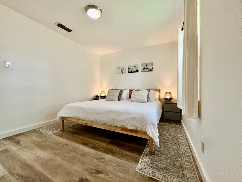More Photos Of 902 E Highway St, Fredericksburg Specialty For Sale