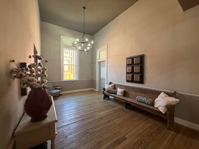 More Photos Of 200 W Main St, Ardmore Storefront Retail Office For Lease