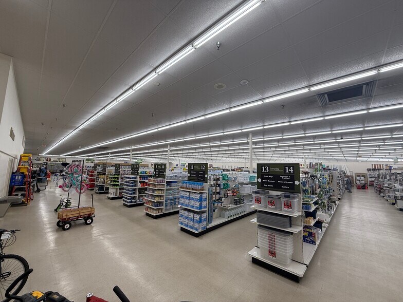 More Photos Of 825 W Fulton St, Waupaca General Retail For Lease