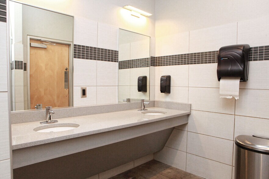 More Photos Of 817 E 4th St, Tulsa Showroom For Sale