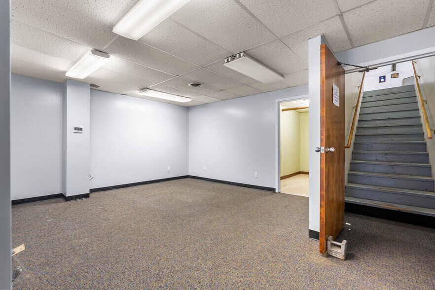 More Photos Of 3050 6th St SW, Cedar Rapids Warehouse For Lease