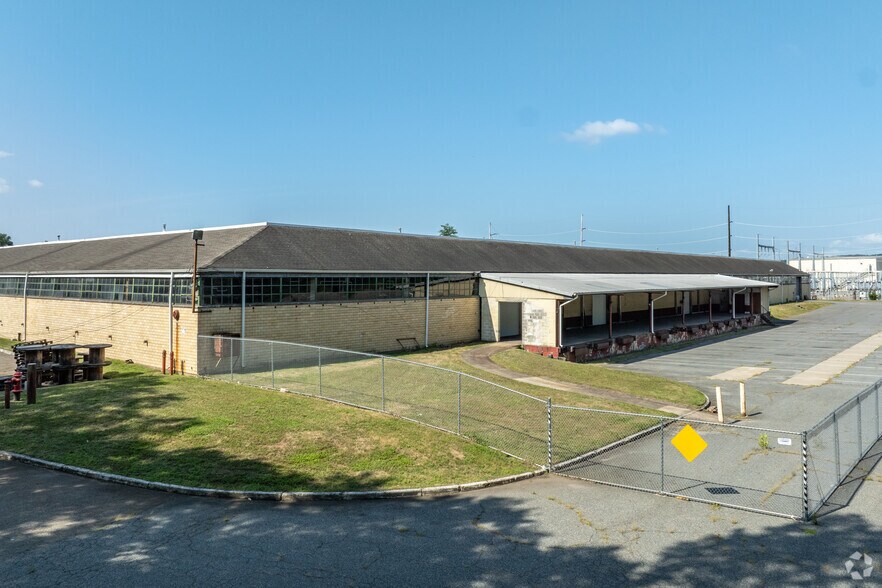 More Photos Of 19-05 Nevins Rd, Fair Lawn Warehouse For Lease