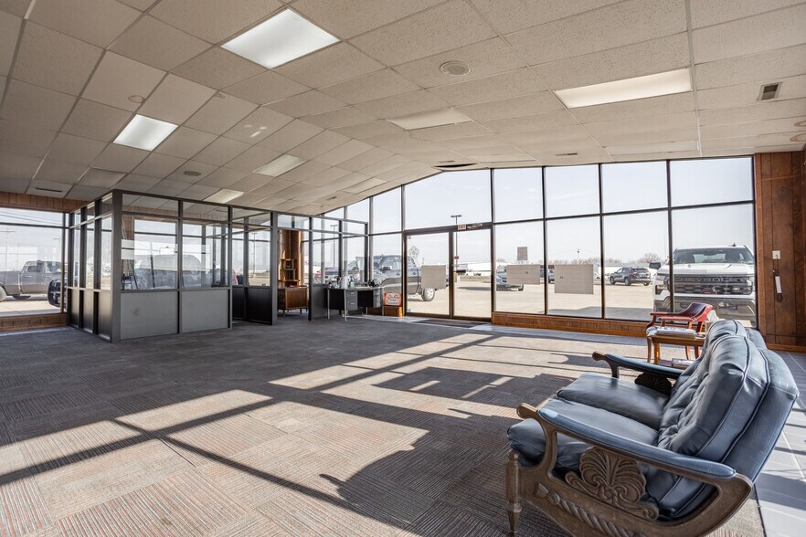 More Photos Of 3111 S Springfield Ave, Bolivar Auto Dealership For Sale