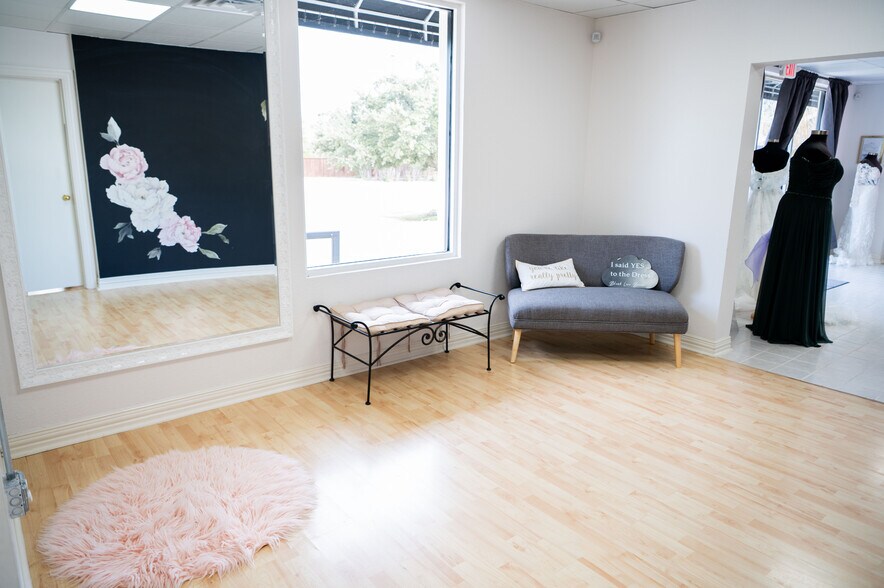 More Photos Of 6717 Calmont Ave, Fort Worth General Retail For Lease