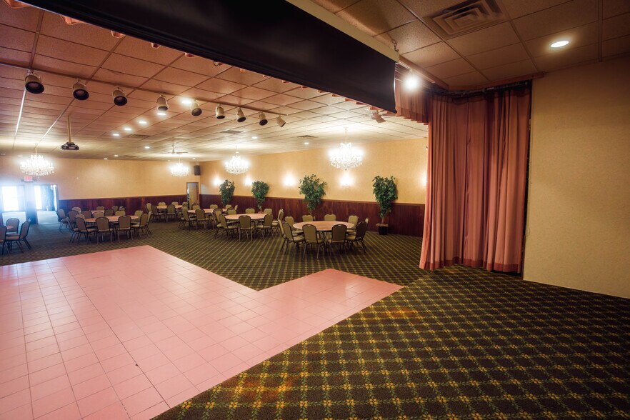 More Photos Of 720 N Wisconsin Ave, Elkhorn Restaurant For Sale