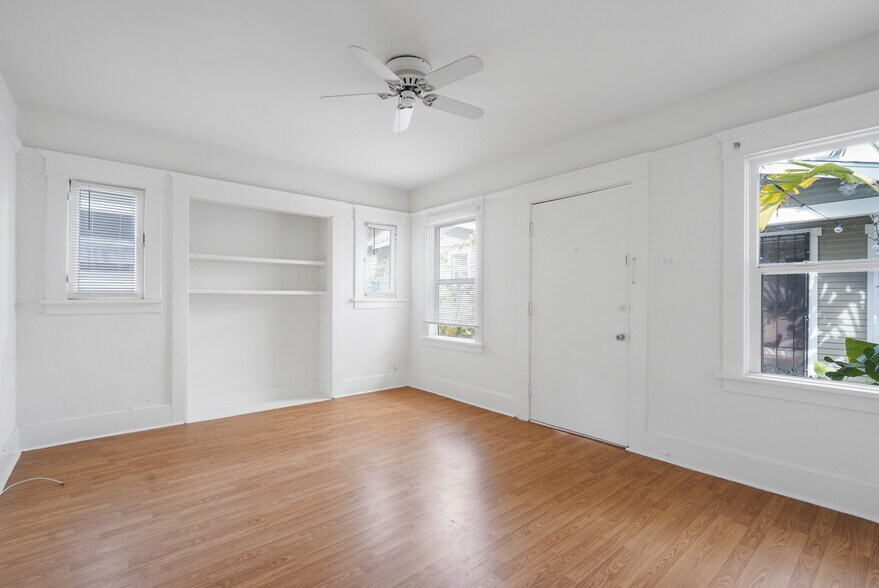 More Photos Of 2006 Strongs Dr, Venice Apartments For Sale