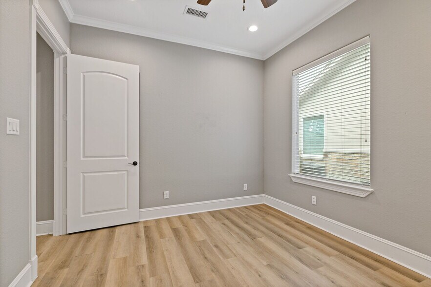 More Photos Of 11607 Spring Cypress Rd, Tomball Office For Sale