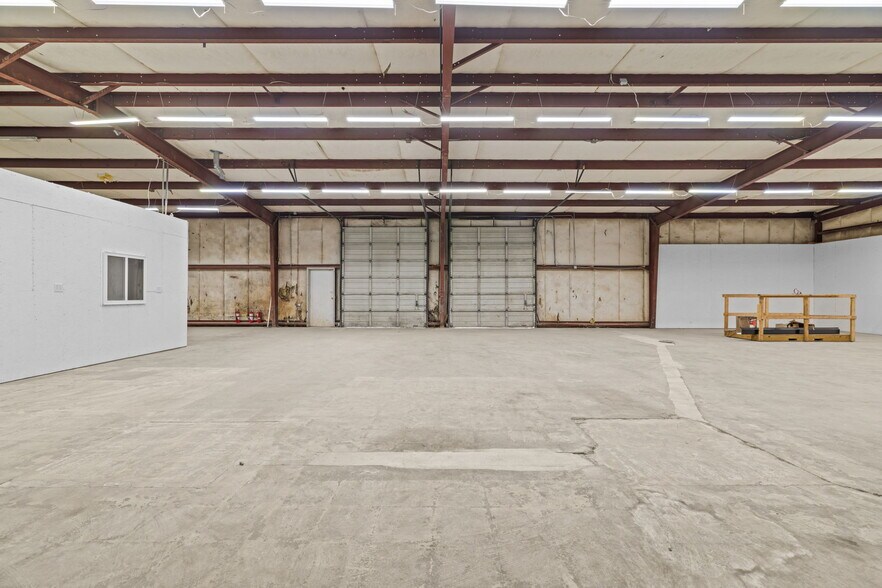 More Photos Of 10063 US-72, Rogersville Warehouse For Lease