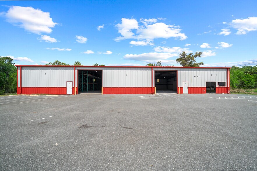 More Photos Of 3073 NE 37th Pl, Wildwood Warehouse For Lease