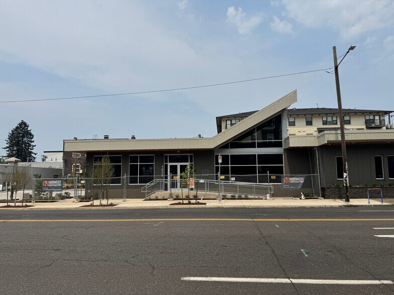More Photos Of 1939 E Burnside St, Portland Office For Lease