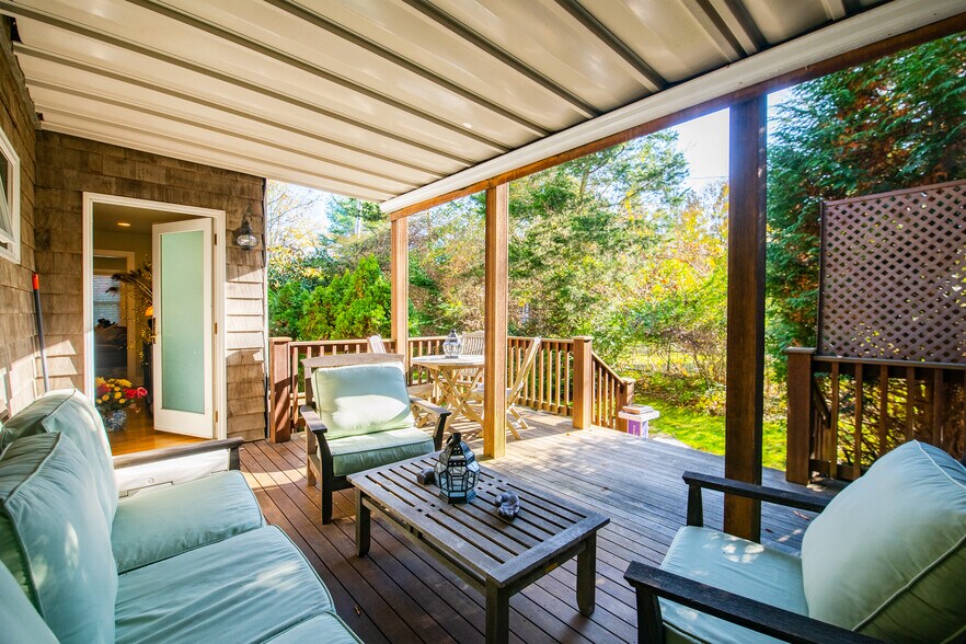 More Photos Of 31 N Main St, East Hampton Hospitality For Sale