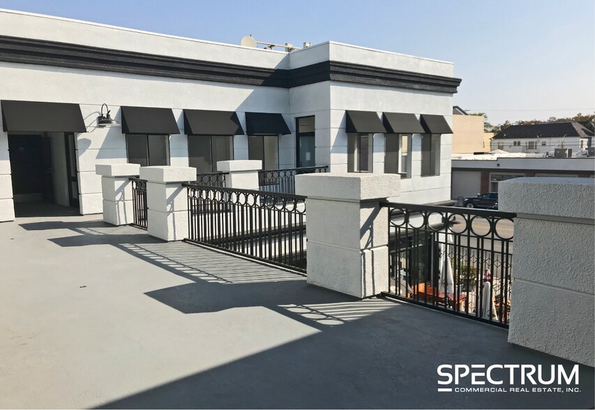 More Photos Of 345 N La Brea Ave, Los Angeles General Retail For Lease