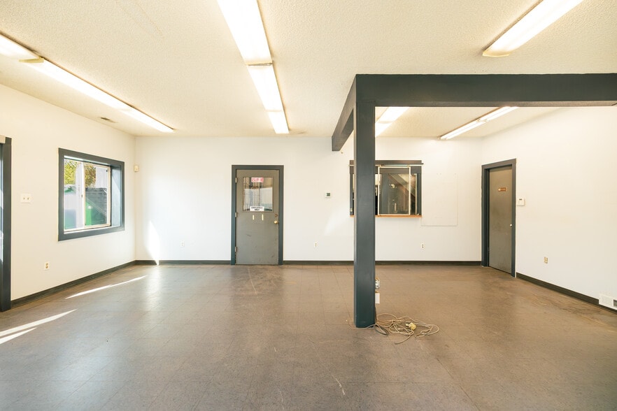 More Photos Of 5709 Barrett Rd, Ferndale Warehouse For Lease