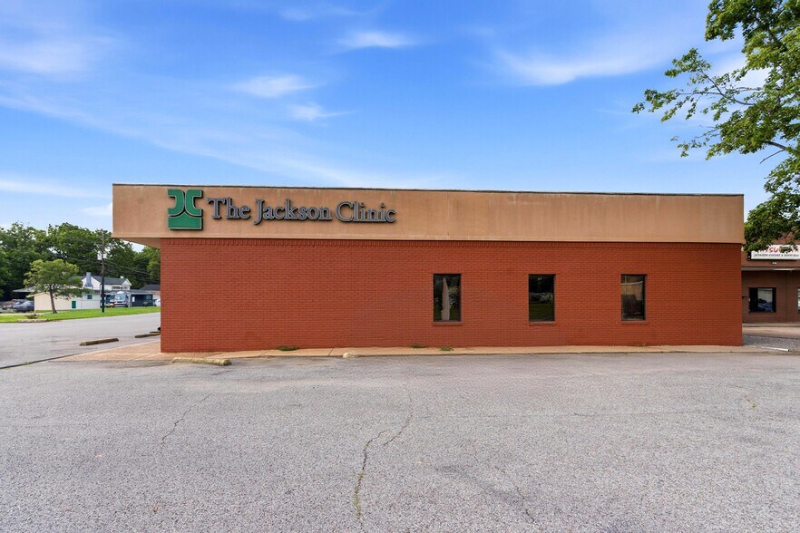 More Photos Of 622 W Market St, Bolivar Medical For Sale