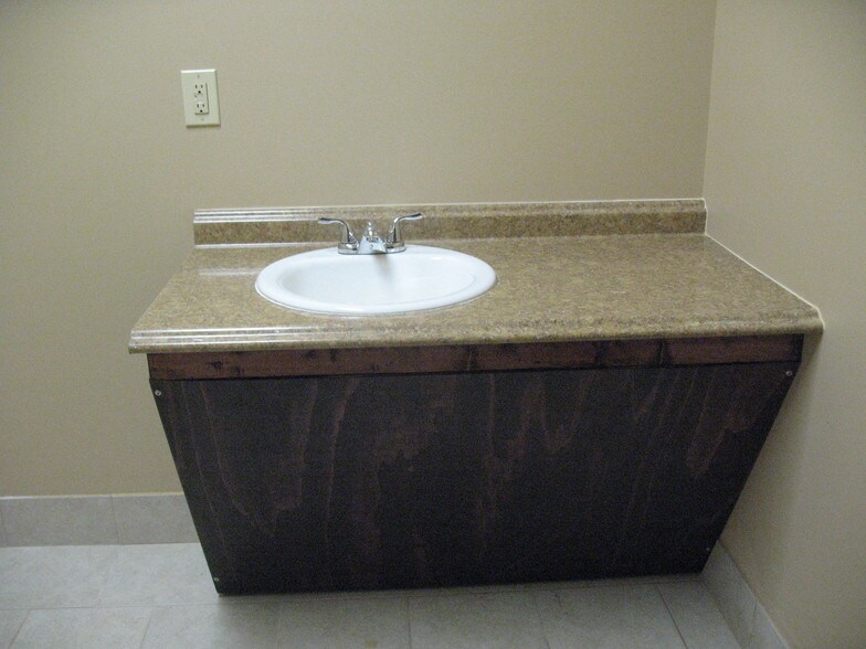 More Photos Of 13190 Highway 92, Woodstock Freestanding For Lease