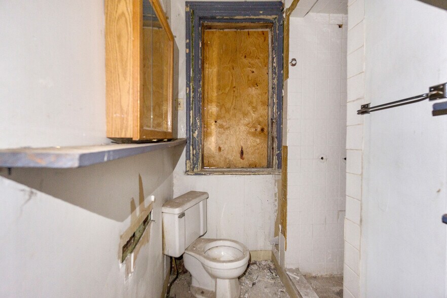 More Photos Of 2111 Germantown Ave, Philadelphia Bar For Sale