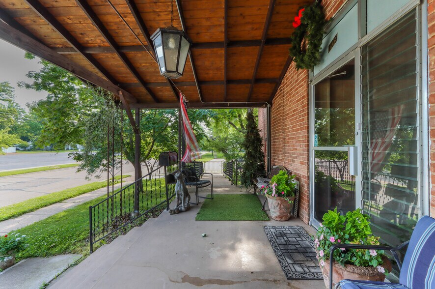More Photos Of 109 W Lake St, Waupaca Healthcare For Sale