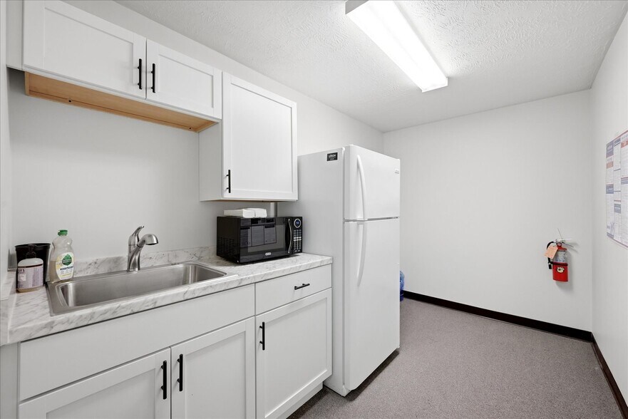 More Photos Of 48 W Boscawen St, Winchester Storefront Retail Office For Sale