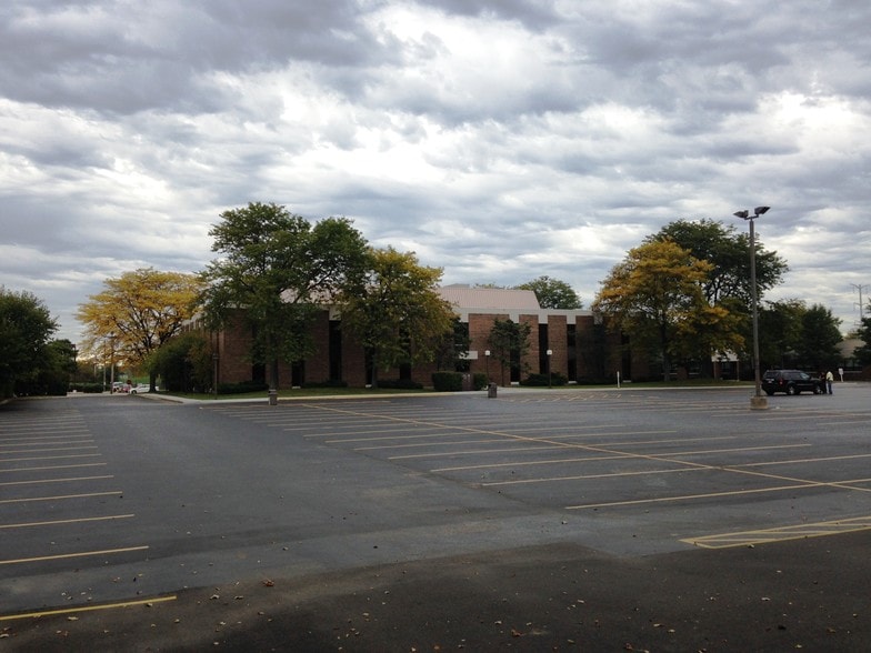 Primary Photo Of 2000 N Lewis Ave, Waukegan Office For Lease