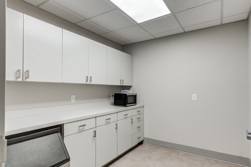 More Photos Of 2405 114th St, Lubbock Office For Sale