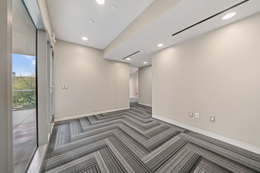 More Photos Of 1700 Post Oak Blvd, Houston General Retail For Lease