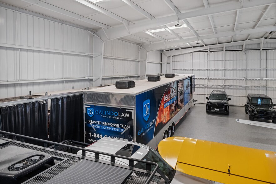 More Photos Of 18000 Groschke Rd, Houston Airplane Hangar For Lease