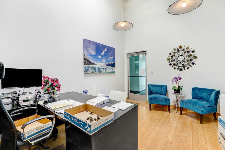 More Photos Of 2812-2820 Santa Monica Blvd, Santa Monica Loft Creative Space For Lease