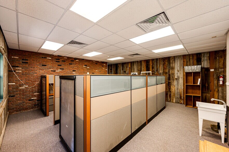 More Photos Of 228 Comanche St, Kiowa Office For Sale