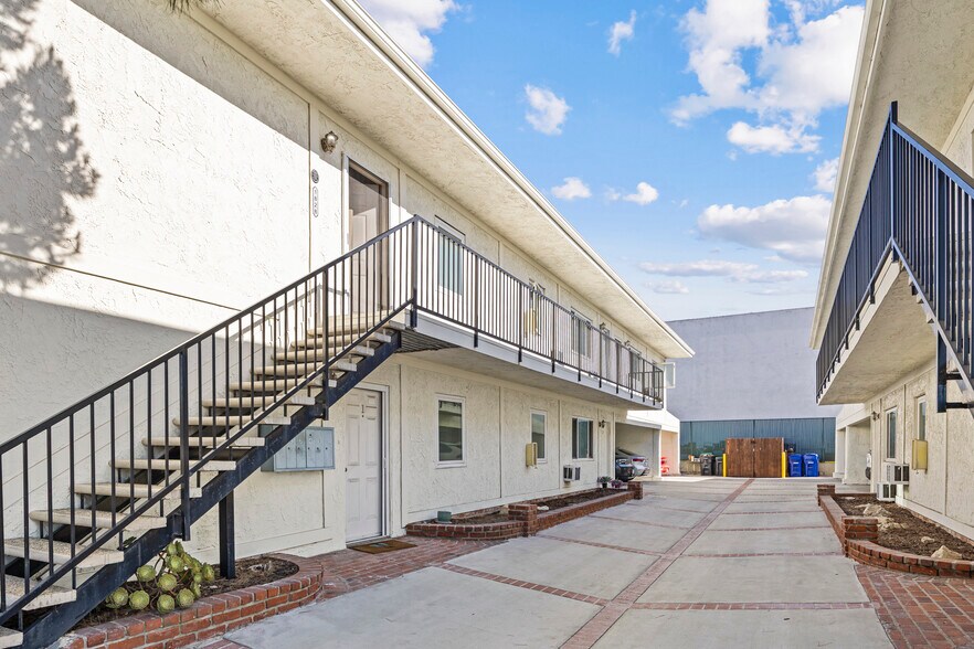 More Photos Of 1826-1828 12th St, Manhattan Beach Apartments For Sale