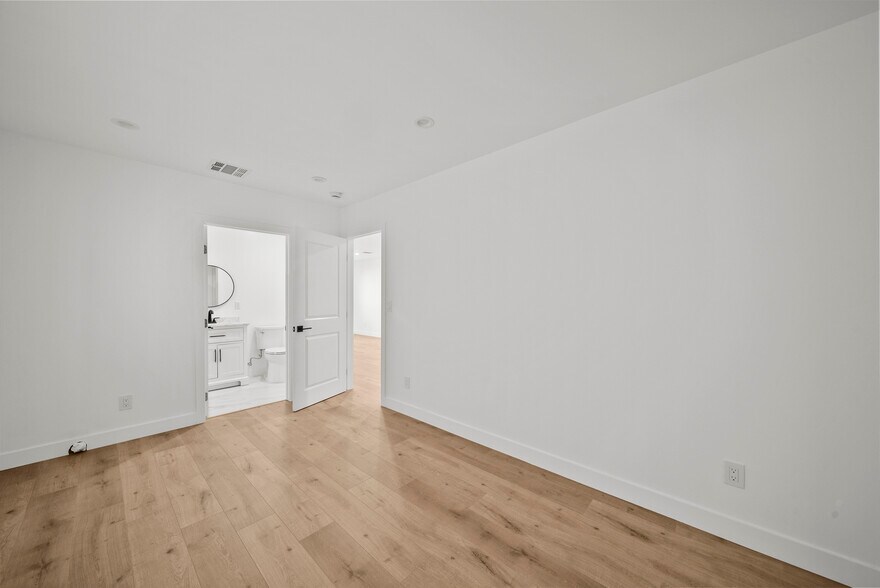 More Photos Of 11488 Burbank Blvd, North Hollywood Flex For Sale