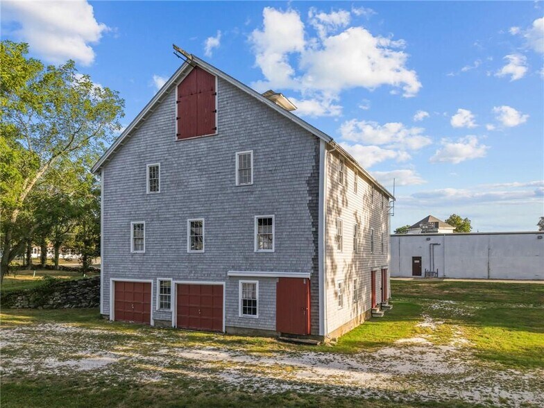 More Photos Of 2967 East Main Rd Rd, Portsmouth Flex For Sale
