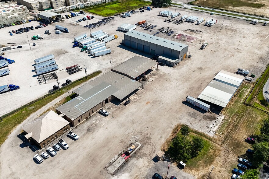 More Photos Of 11900 Hirsch Rd, Houston Warehouse For Lease