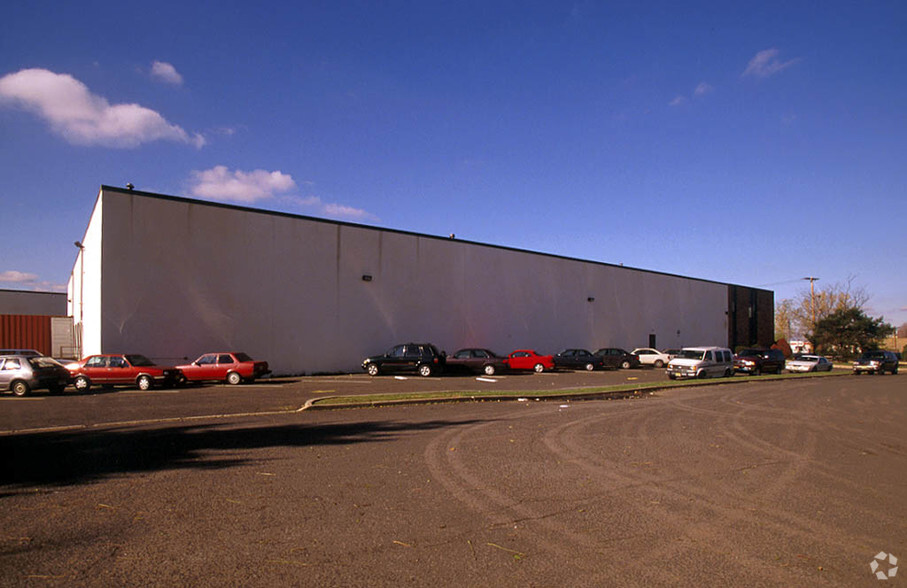 Primary Photo Of 355 Michele Pl, Carlstadt Warehouse For Lease